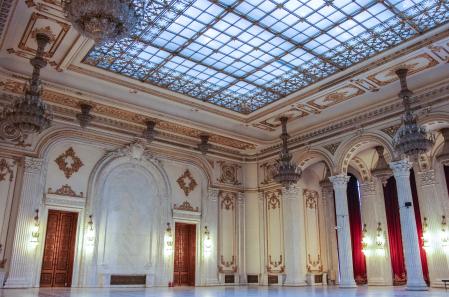 Interior del palacio del Parlamento en Bucarest