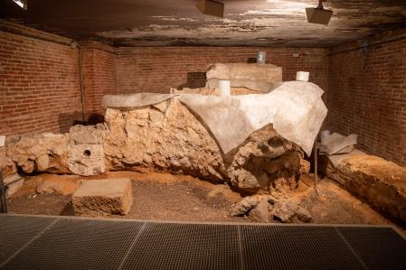 Uno de los retos de la restauración del mosaico será la eliminación de los restos de un cemento utilizado en los años 70