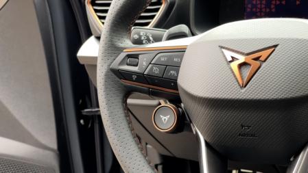 Este PHEV se sigue apoyando en el chasis dinámico multiconfigurable y unas suspensiones y dirección específicas que lo hacen muy eficaz aún sin disponer de la motorización más poderosa de la gama.