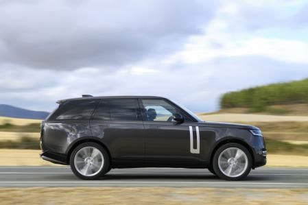 El nuevo Range Rover SV es una exquisita interpretación del lujo y la personalización de los Range Rover, y la división Special Vehicle Operations los ha fabricado de manera artesanal el nuevo modelo SV