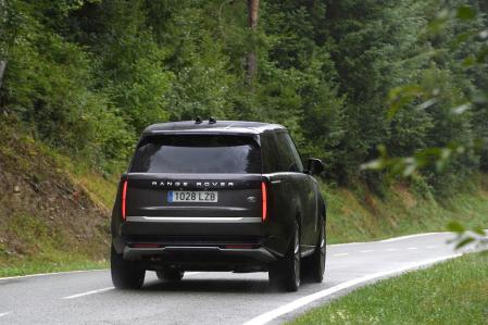 El nuevo Range Rover SV es una exquisita interpretación del lujo y la personalización de los Range Rover, y la división Special Vehicle Operations los ha fabricado de manera artesanal el nuevo modelo SV