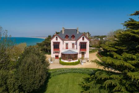 La finca Les Rhumbs, donde se cultiva la flor y se conserva un museo dedicado a Christian Dior