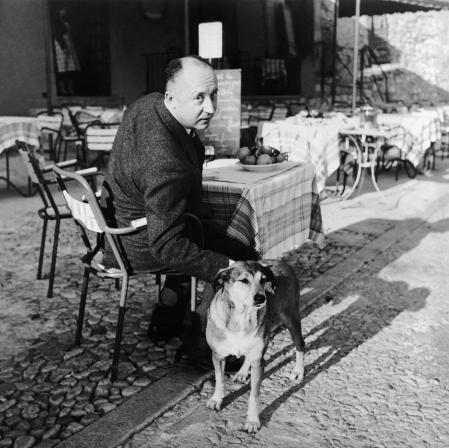 Christian Dior acaricia a su perro favorito, France, en una foto tomada a mediados de los años 50