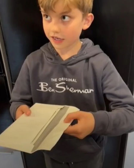 El pequeño Thomas abriendo la carta
