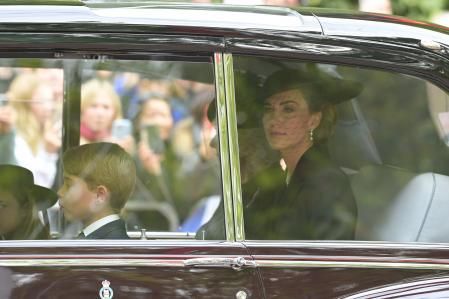 La princesa de Gales, Kate Middleton, sigue, junto a sus hijos, el cortejo fúnebre por el centro de Londres