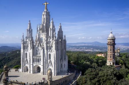 Vistas con el templo del Sagrado Corazón de Jesús en primer plano.
