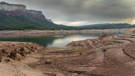 La sequía en el pantano de Sau deja al descubierto las ruinas del pueblo antes sumergido.