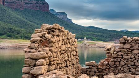 La sequía en el pantano de Sau deja al descubierto las ruinas del pueblo antes sumergido.