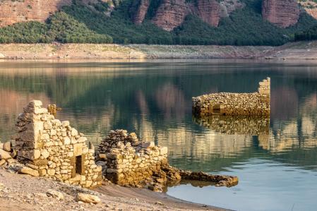 La sequía en el pantano de Sau deja al descubierto las ruinas del pueblo antes sumergido.
