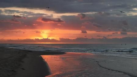 Último amanecer del verano en la playa de Gavà.