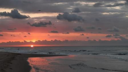 Último amanecer del verano en la playa de Gavà.