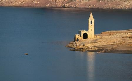 Vista del pantano de Sau con poca agua.
