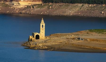 Vista del pantano de Sau con poca agua.