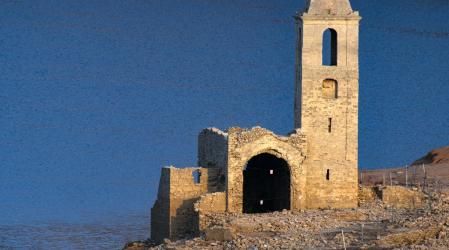 Vista del pantano de Sau con poca agua.