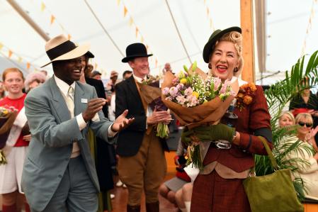 El Goodwood Revival es una de las citas del motor más importantes y los asistentes visten de época