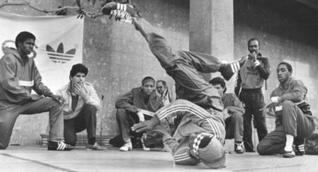 Bailarines de breakdance en la calle