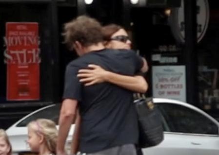 La pareja se ha dejado ver abrazados