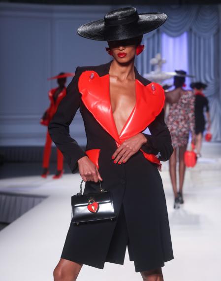 Milan (Italy), 22/09/2022.- A model presents a creation by Italian label Moschino from the Spring/Summer 2023 collection during the Milan Fashion Week, in Milan, Italy, 22 September 2022. The Milano Fashion Week Women's runs from 20 to 26 September. (Moda, Italia) EFE/EPA/MATTEO BAZZI