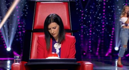 Mientras el resto de compañeros se giraba, Laura Pausini se quedó congelada ante la actuación de Alba