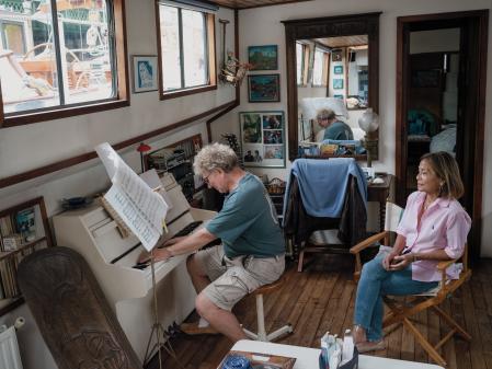 Eric Vincent, 75 años, es un músico conocido que vive en una ‘péniche’ junto a su pareja Marie Claude Barban, originaria de Vietnam