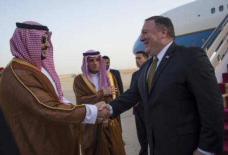 El príncipe Jaled bin Salman, ahora elevado a ministro de Defensa saudí, recibiendo a secretario de Estado Mike Pompeo en Riad en 2018