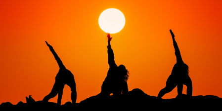 Yoga al amanecer en Fuengirola.