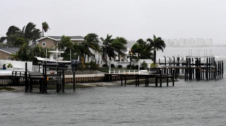 Fuertes olas y un viento intenso llegan a la bahía de St. Pete Beach cuando se acerca el huracán Ian