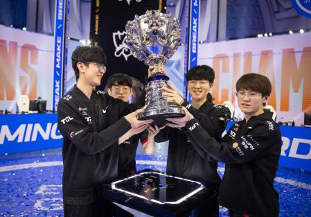 Imagen del equipo Edward Gaming levantando la Copa del Invocador en las Worlds de 2021