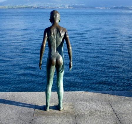Escultura de los raqueros en el puerto viejo de Santander.