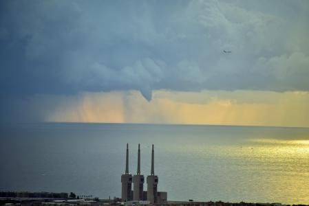 Tormenta sobre el mar en la costa de Barcelona.