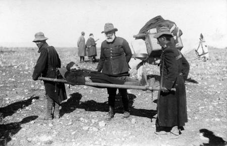 El general Miguel Cabanellas anima a un soldado gravemente herido en la guerra de África, 1922.