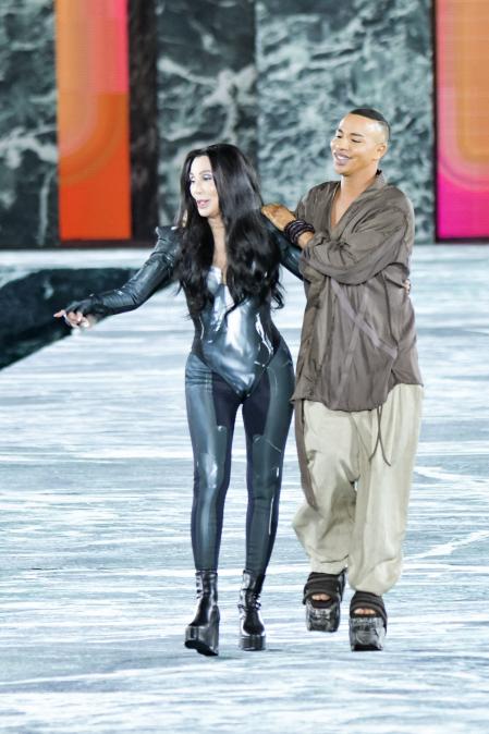 Cher y Olivier Rousteing en el desfile de Balmain en la Semana de la Moda de París