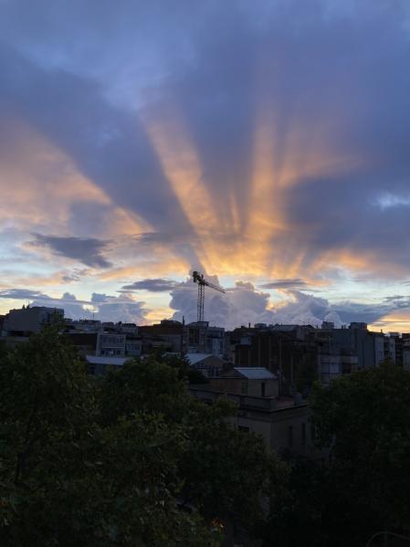 Rayos crepusculares en el cielo de Barcelona.