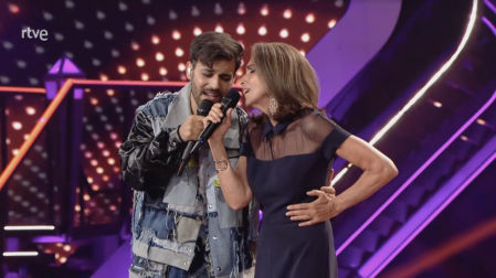 Momento de la actuación de Agoney y Ana Belén en el estreno de 'Dúos increíbles'