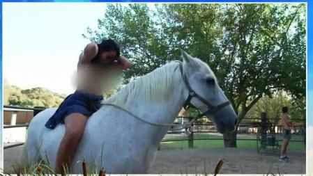 Patricia Steisy monta a caballo sin sujetador en 'Pesadilla en el Paraíso'