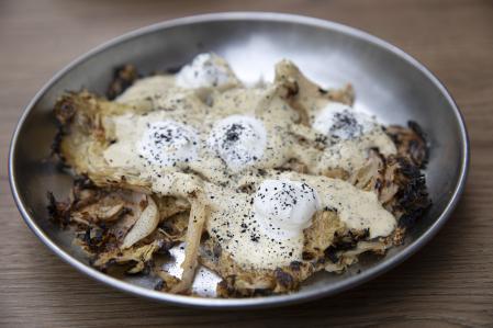 Col asada con mayonesa y crema agria