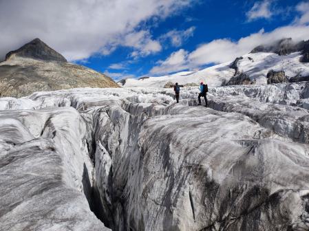 Glaciólogos tomando medidas en el laberinto de grietas del glaciar del Ródano (Valais)  .