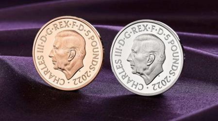 Retrato del rey Carlos III en las monedas británicas de 50 peniques