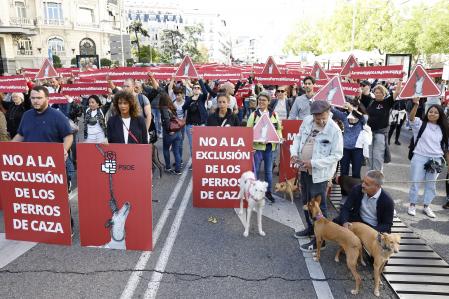 Unas 250 personas y sus mascotas protestaron ante el Congreso