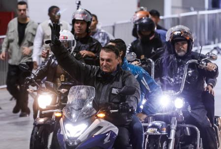 Jair Bolsonaro, durante una motociata con sus seguidores, el pasado miércoles en Santos, en el estado de São Paulo