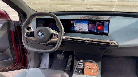 Diseño minimalista, grandes pantallas panorámicas y algún que otro dudoso concepto modernista como el volante de formas hexagonales.