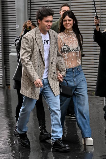Brooklyn y Nicola Peltz Beckham llegan al desfile de Valentino