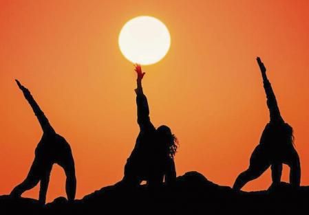 Yoga al amanecer en Fuengirola.