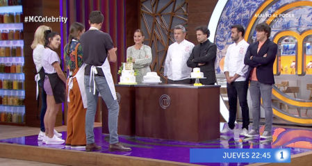 El jurado de 'MasterChef Celebrity' ha retado a los aspirantes a reproducir una increíble tarta de boda en parejas