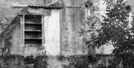 Casa derrumbada con estantería