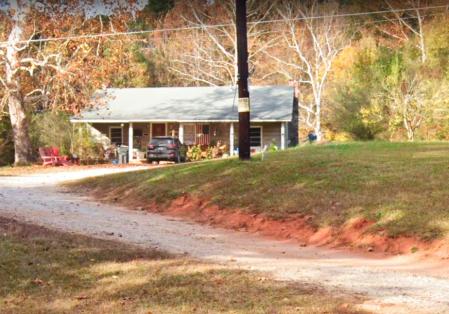 Fotografía del exterior del rancho, ubicado en Fayetteville, Georgia