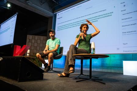 Un momento de la intervención del Taller Estampa en el CCCB: el algoritmo escribe en la pantalla ante el público, con la presentación de Inés Macpherson