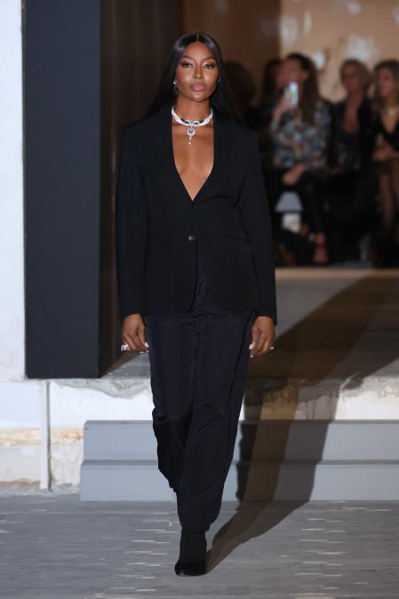 Naomi Campbell desfila para Messika con la joya de la corona de la colección Beyond the lights