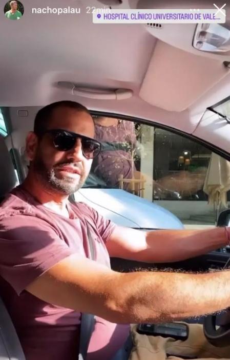 Nacho ha grabado a su novio mientras iban para el hospital.