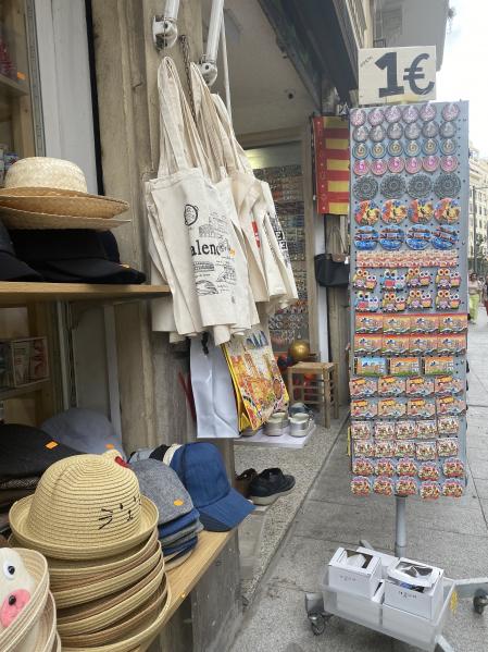 Productos turísticos, en una de las tiendas de la avenida de María Cristina de València